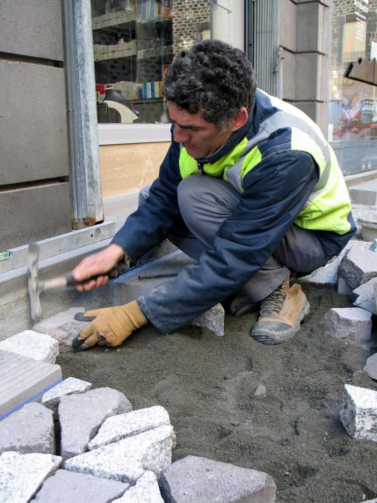 Le responsable de Loreto Pavage en plein de chantier de pose de pavés pour réaliser un dallage