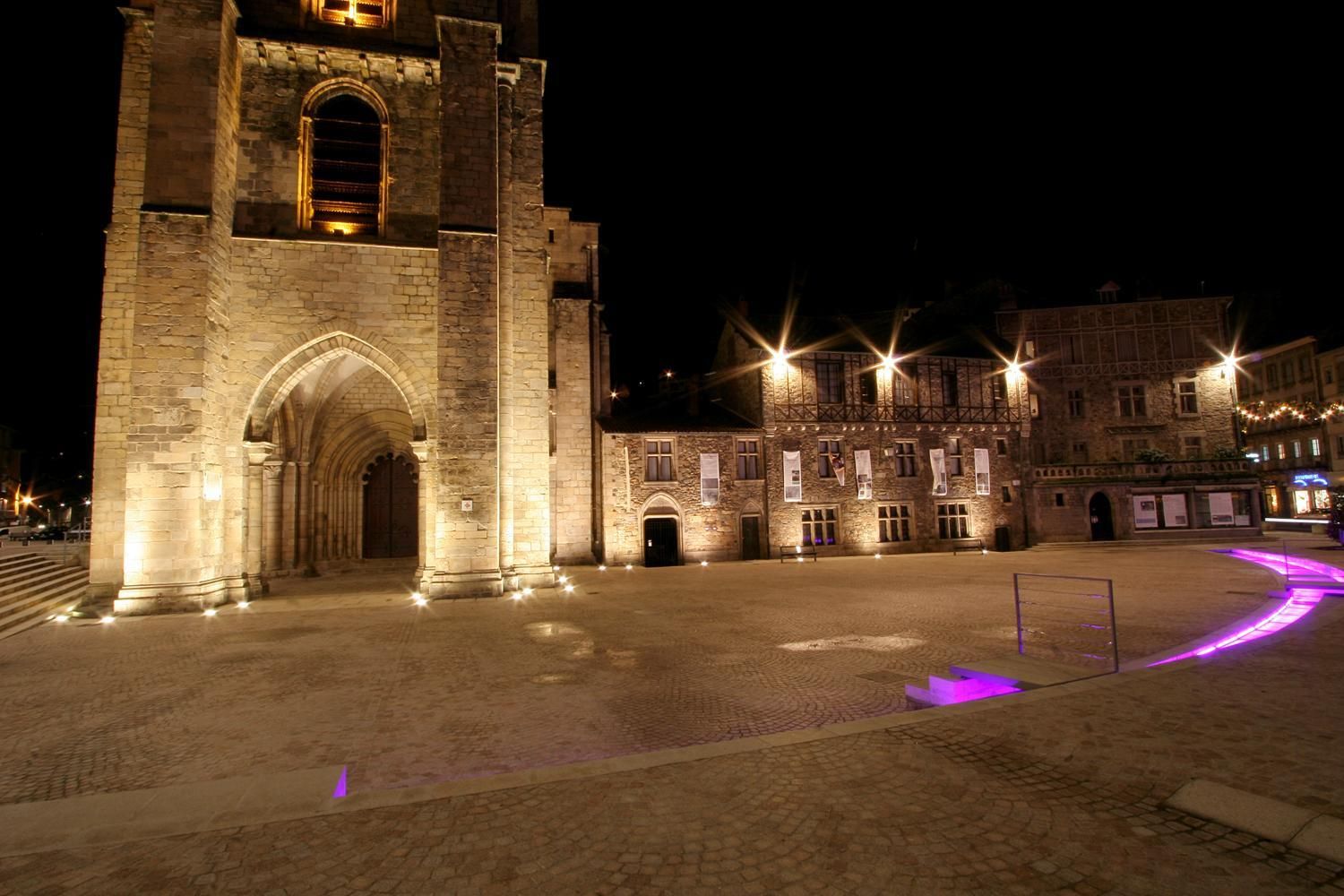 Parvis de la cathédrale de Tulle en Correze réalisé par Loreto Pavage