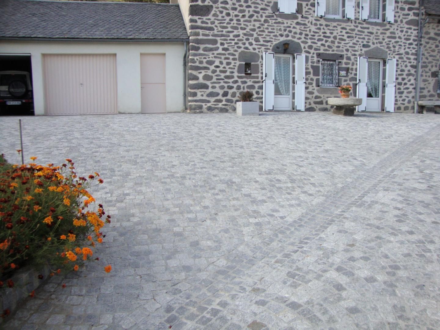 Dallage terminé, chantier de Loreto Pavage à Saint-Flour Cantal