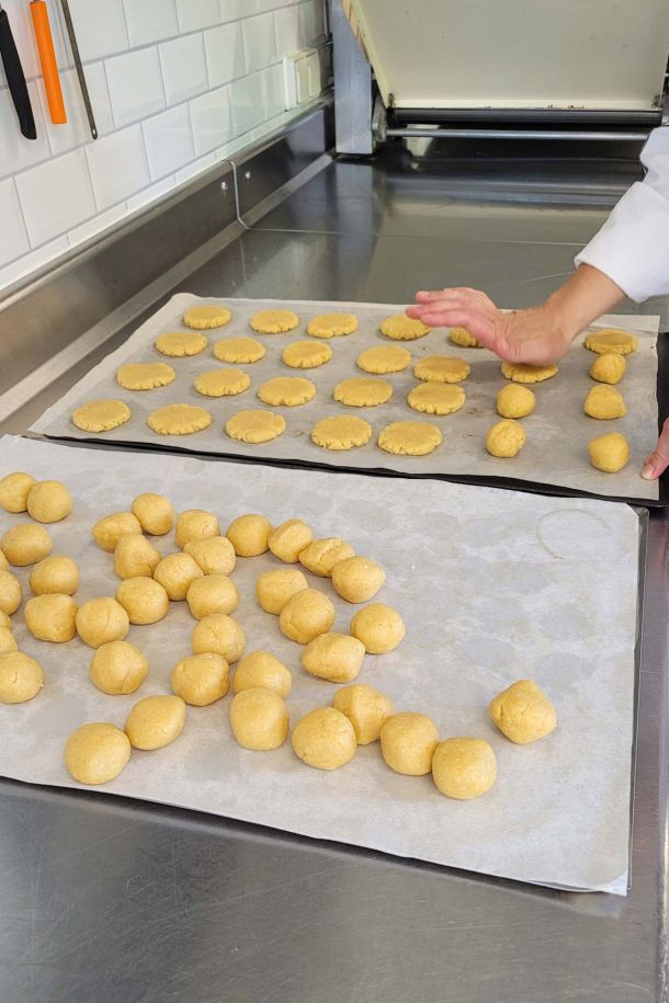 Karine Teulière en train de préparer ses cookies et autres biscuits sucrés ou salés dans son atelier Farine & Beurre à Laroquebrou