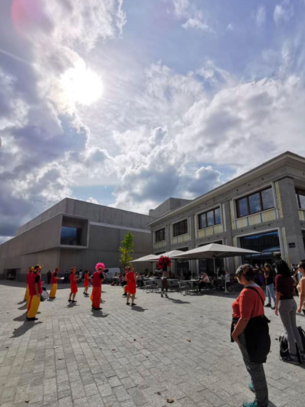 Parvis de la Comédie de Clermont-Ferrand scène nationale a été réalisé par Loreto Pavage