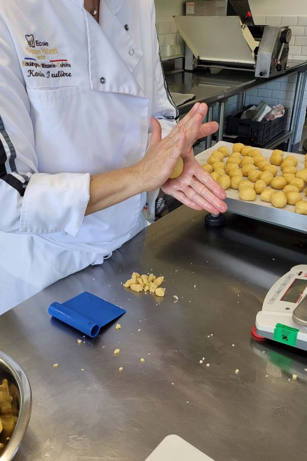 Karine Teulière en train de préparer ses cookies et autres biscuits sucrés ou salés dans son atelier Farine & Beurre à Laroquebrou