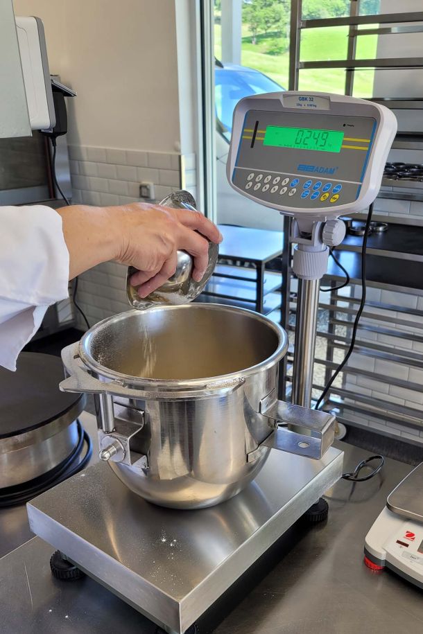 Karine Teulière en train de préparer ses cookies et autres biscuits sucrés ou salés dans son atelier Farine & Beurre à Laroquebrou