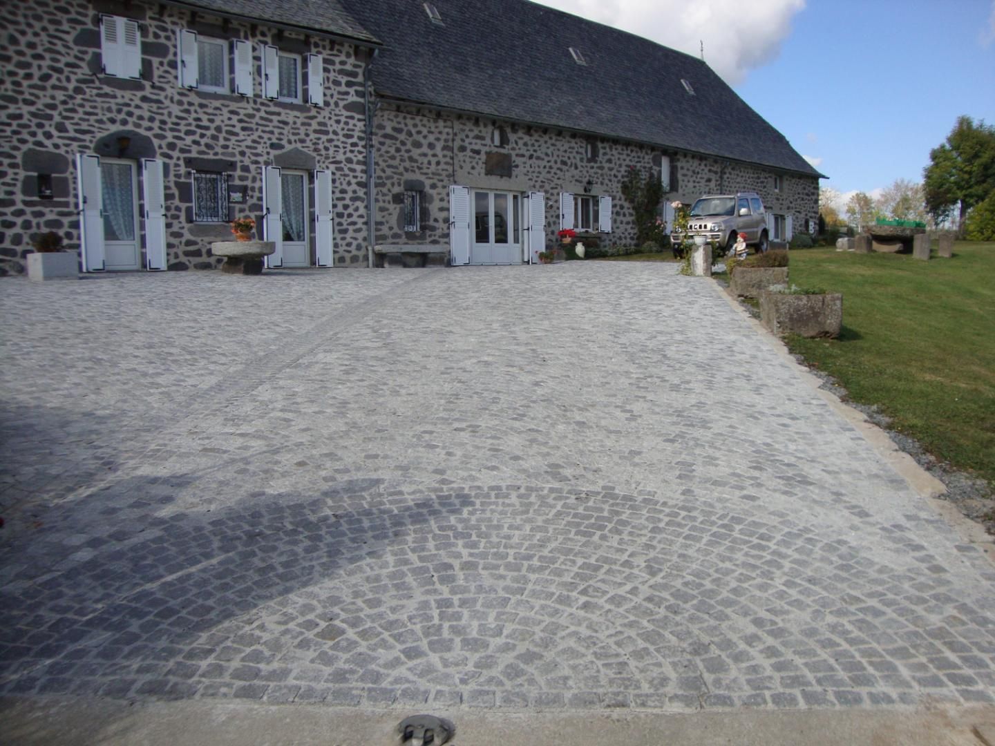 Chantier d'un particulier pose de pavé par l'entreprise spécialisé en dallage et pavage : Loreto Pavage à Saint-Flour dans le Cantal